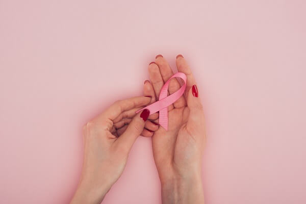outubro-rosa-mão-feminina-segura-fita-rosa
