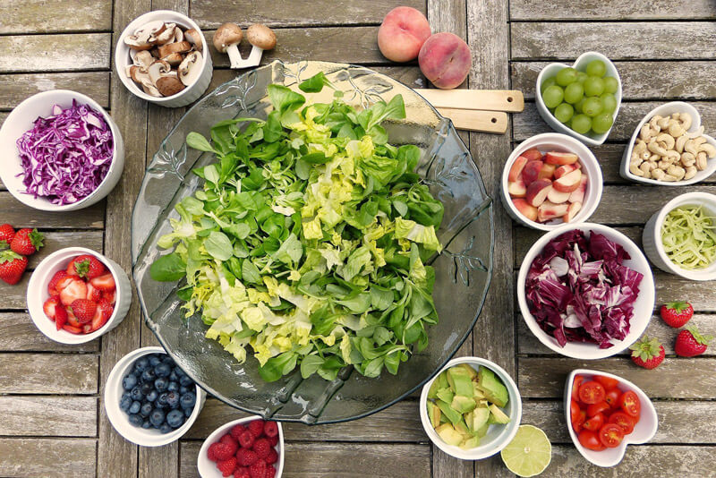 nutry-vasilhas-saladas-folhas-frutas-proteínas-e-oleaginosas-macronutrientes