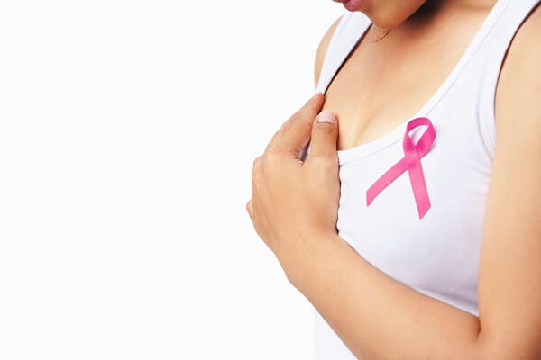mao-feminina-e-fita-rosa-cobre-seio-outubro-rosa