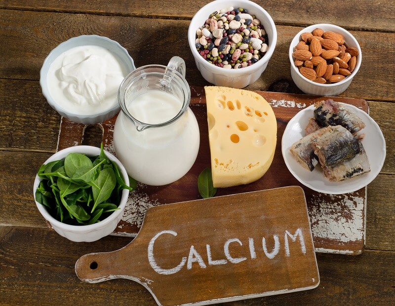 nutry-tábua-alimentos-ricos-em-cálcio-leite-oleaginosas-castanhas-amêndoas-queijo-peixe-rúcula