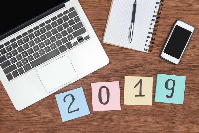 computador caderno caneta e celular plano de ação para 2019