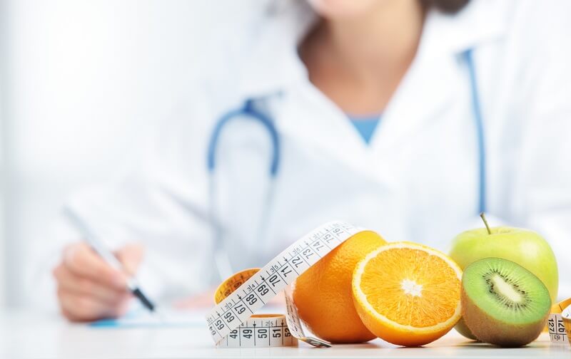 nutricionista-no-consultório orientando dieta sem carne veganos e vegetarianos
