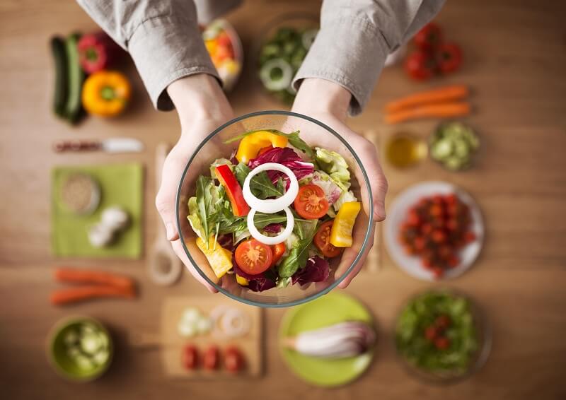 comida vegetariana no prato para servir